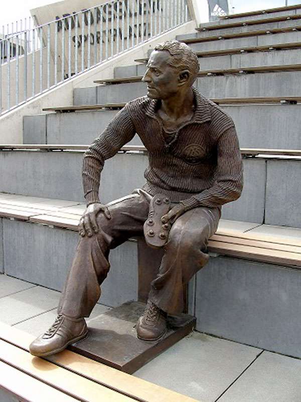 Скульптура Адольфа Дасслера на стадионе в родном городе.jpg
